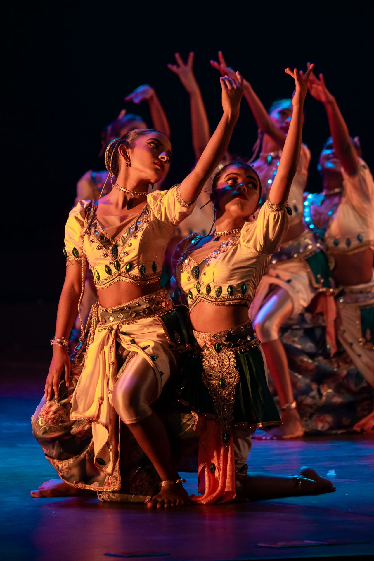 graceful traditional dancers stage dtm09709