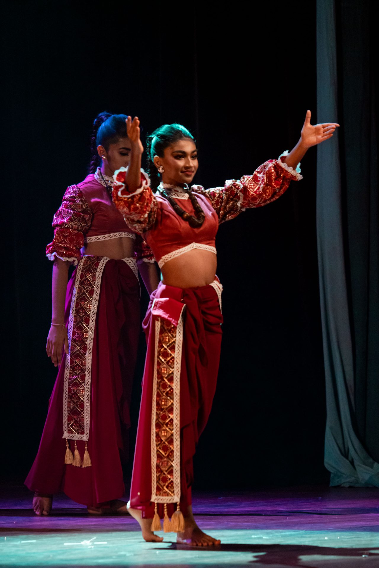 graceful dancers stage costumes dtm09811